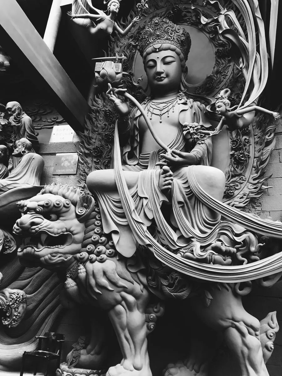 Tượng đá chạm khắc tinh xảo, ảnh đen trắng